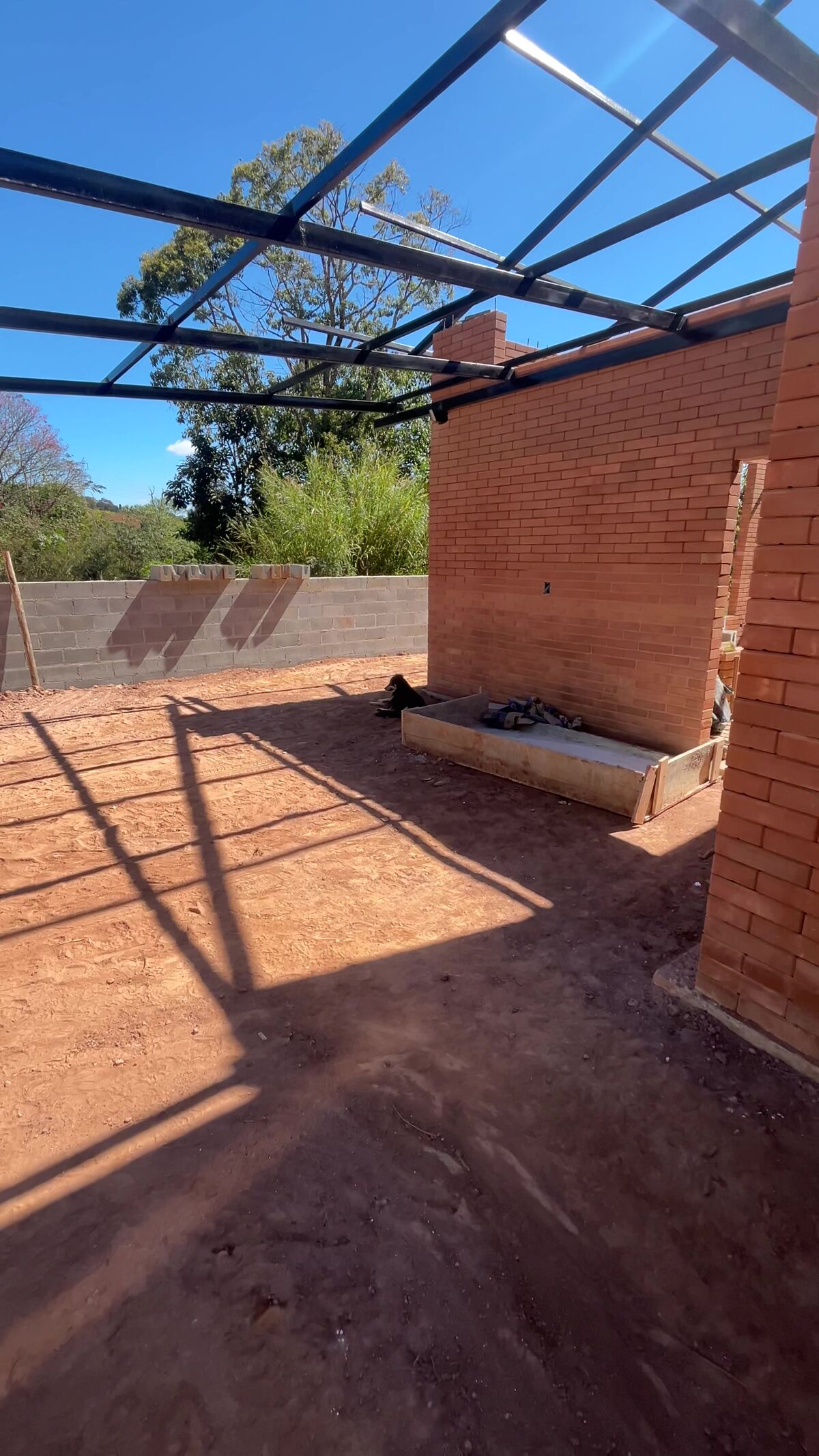 Vigas metálicas da cobertura vistas a partir da área externa da casa