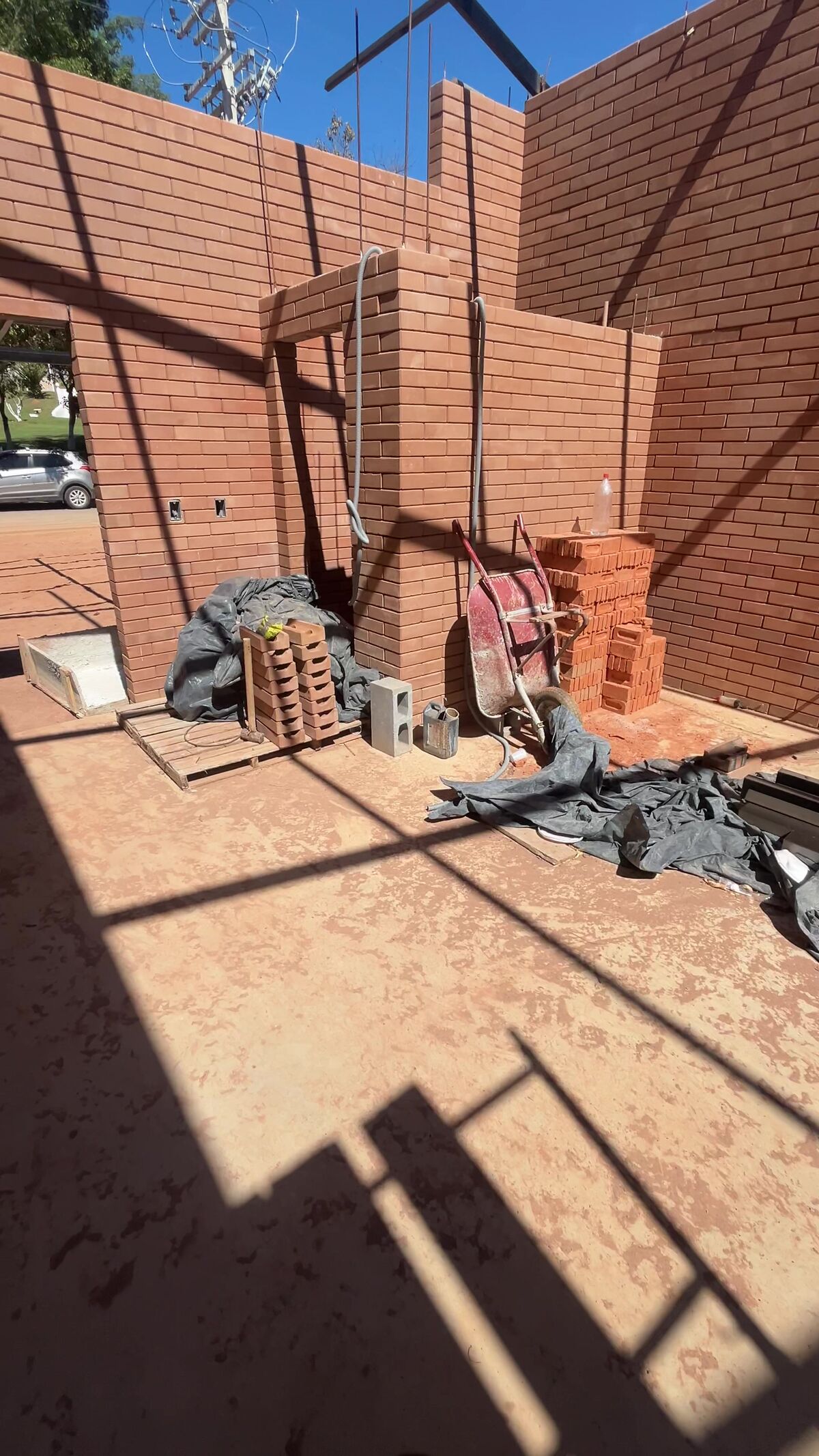 Estrutura metálica da cobertura vista pelo interior da obra