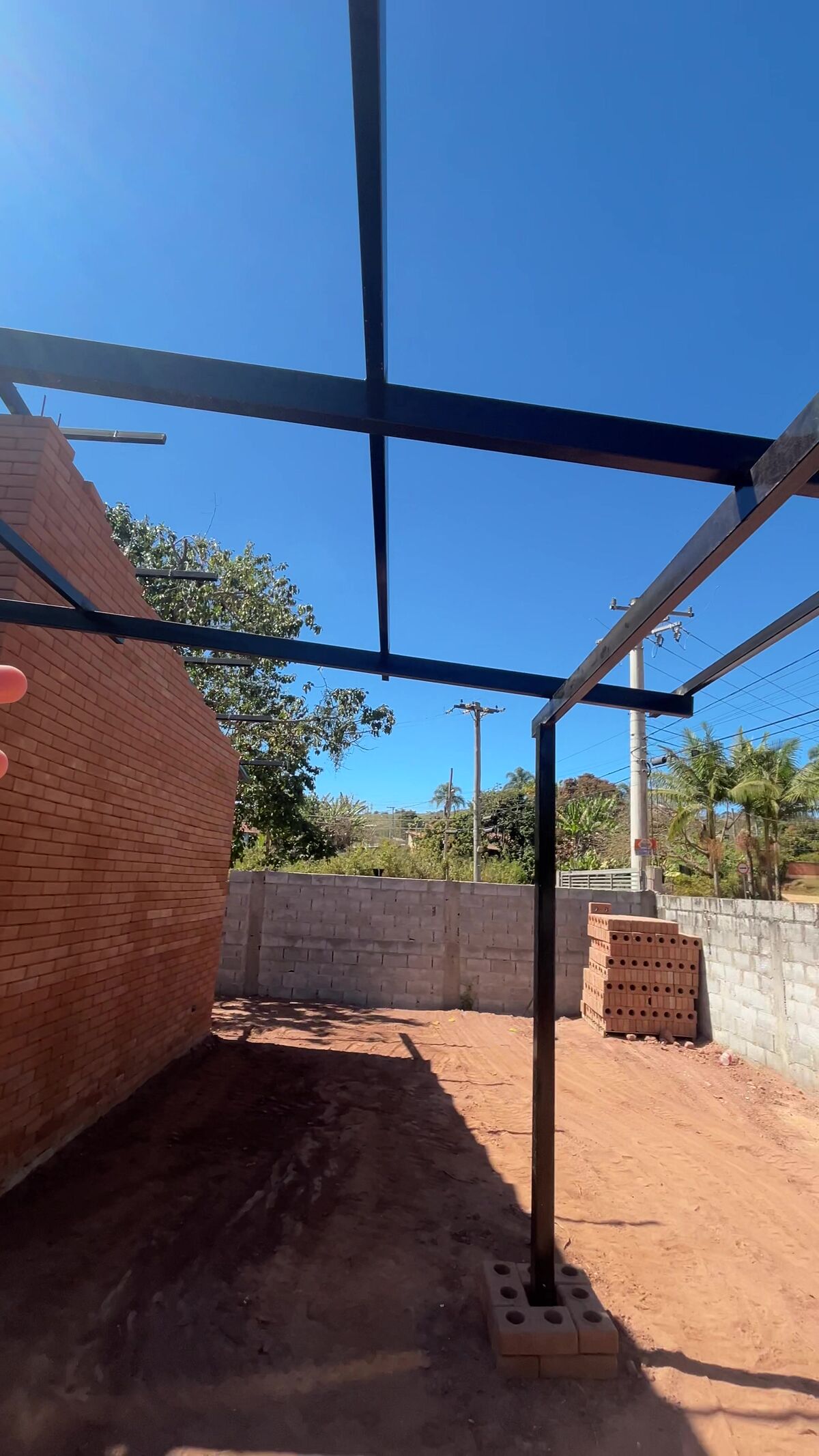 Encontro das vigas metálicas instaladas sobre a construção